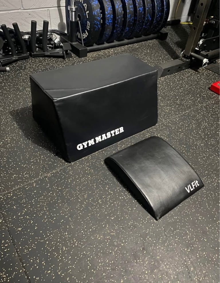 GymMaster hipthrust pad and pad for the barbell to rest on. 