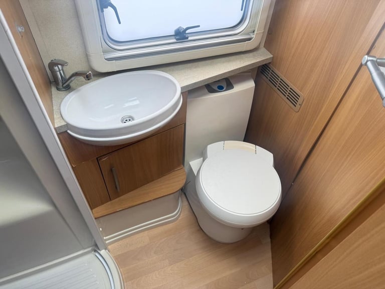 2008 Swift Conqueror 645 Fixed island  bed with new mattress