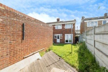 AVAILABLE NOW !!! .. BIG MEDIUM ROOM FOR £689pcm, IN HORNCHURCH, RM12 5QJ (BILLS INCLUDED)