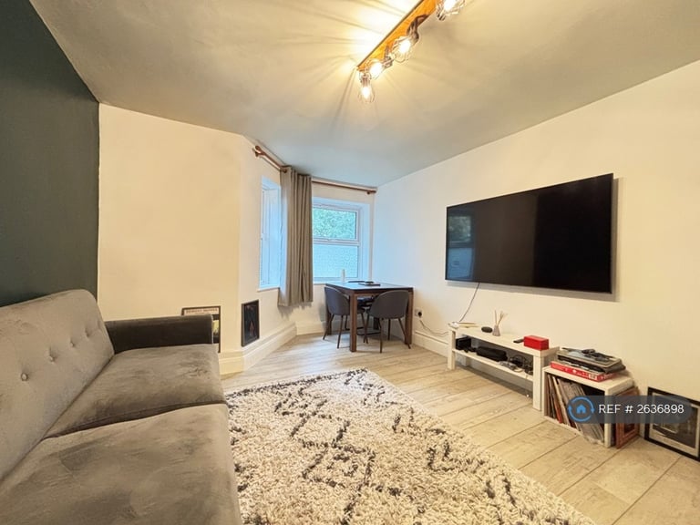 1 bedroom flat in Central Hill, London, SE19 (1 bed) (#2636898)