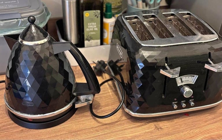 image for Black matching set kettle and 4 slice toaster 