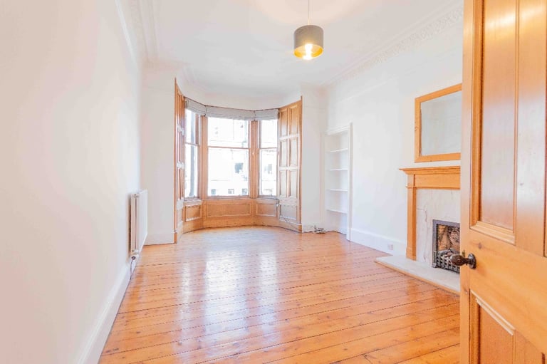 Beautiful and very spacious, 1 bedroom, furnished flat in Hillside – available November