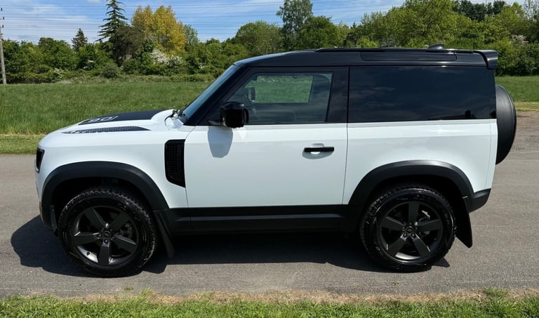 2023 Land Rover Defender 90 3.0 D250 MHEV Hard Top Fuji White - 14,825 Miles 
