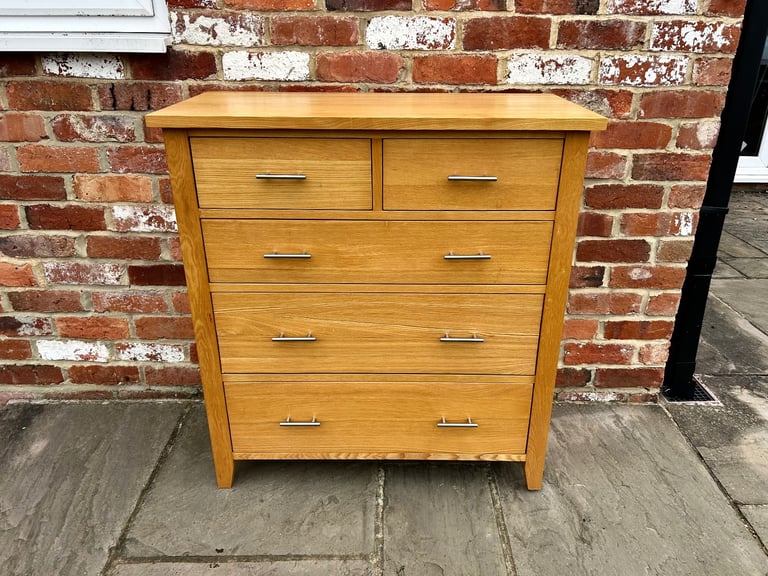 Solid Oak Chest of Drawers - Excellent Condition 