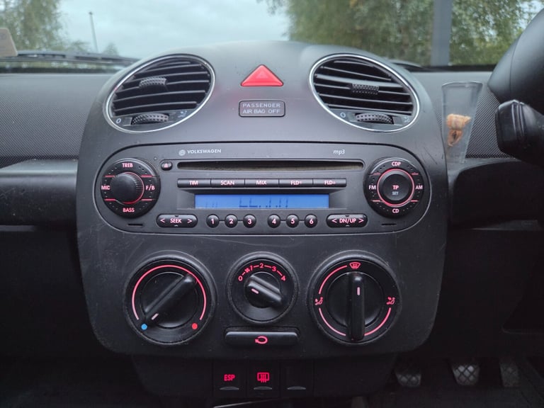 VOLKSWAGEN BEETLE CONVERTIBLE 1.6 PETROL MANUAL LUNA 2DR ULEZ COMPLIANT BARGAIN