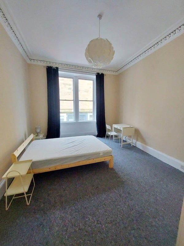 Spacious light double bedroom in a 2bed flatshare!