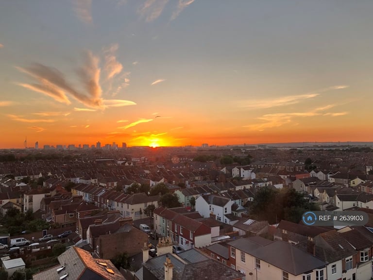 2 bedroom flat in The Clock Tower, Southsea, PO4 (2 bed) (#2639103)
