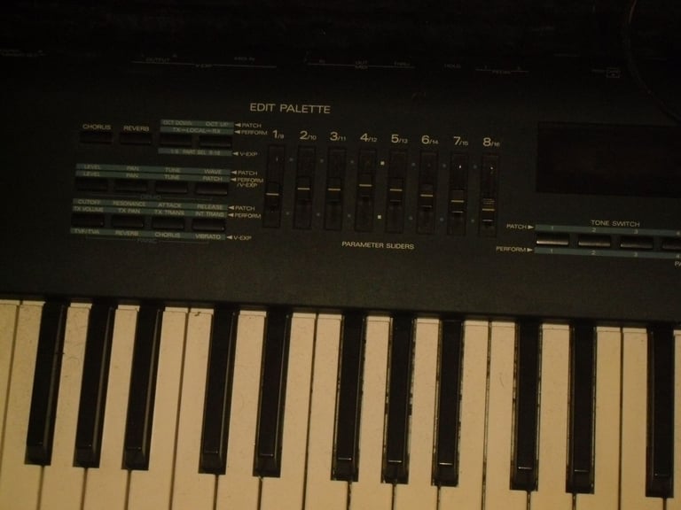 Roland jv90 expandable synth,  keyboard and flight caase