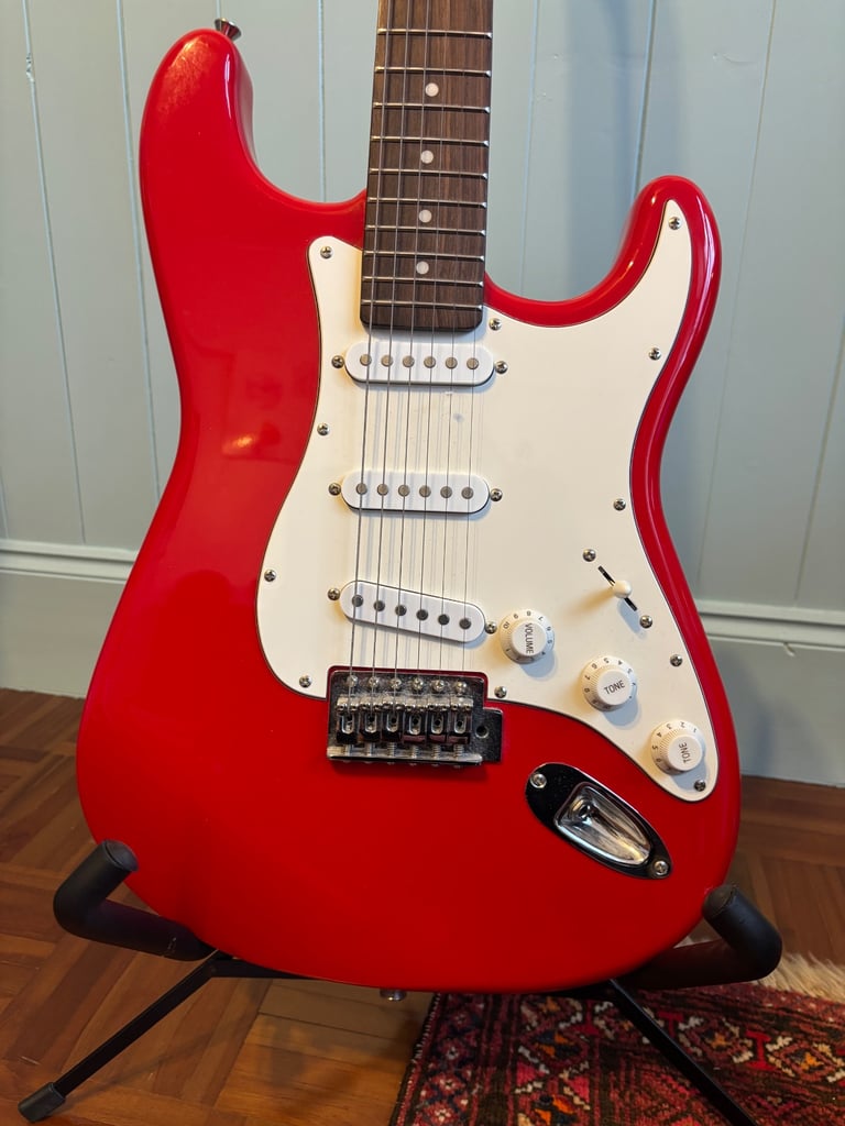 Cruiser by Crafter Red Stratocaster electric guitar
