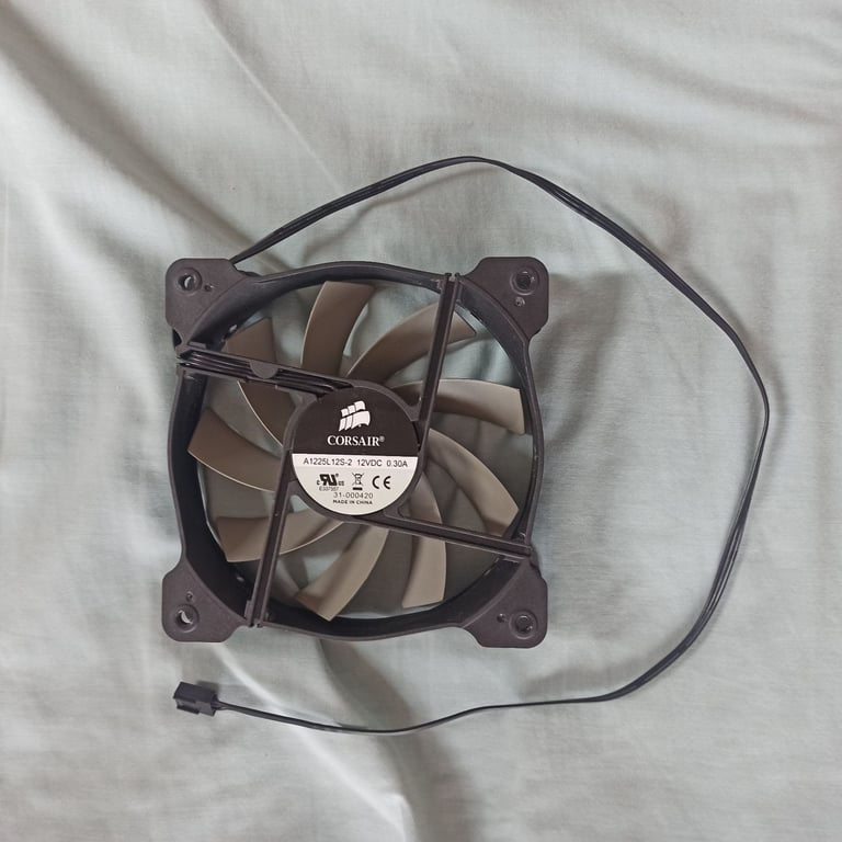 Corsair 120 mm fan for desktop pc 3 pin