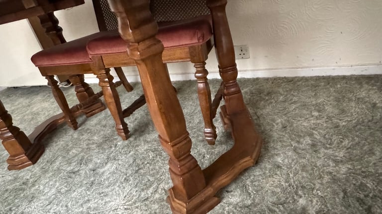 Extendable Wooden Dining table + 6 chairs