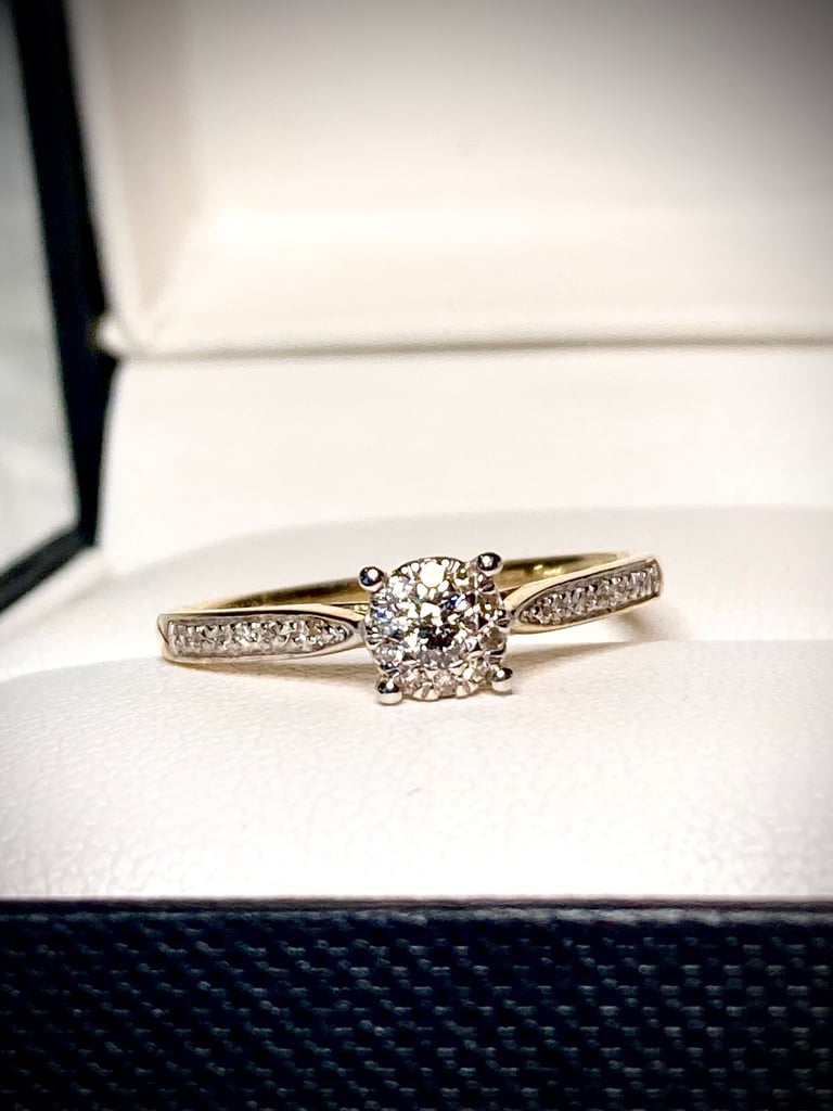 Exquisite 9ct Yellow Gold Diamond Ring – Size O, 0.15ct Round Diamond with Accent Stones