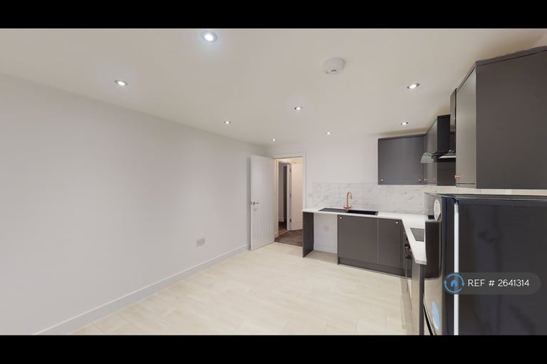 1 bedroom flat in Queen Street, Oldham, OL1 (1 bed) (#2641314)