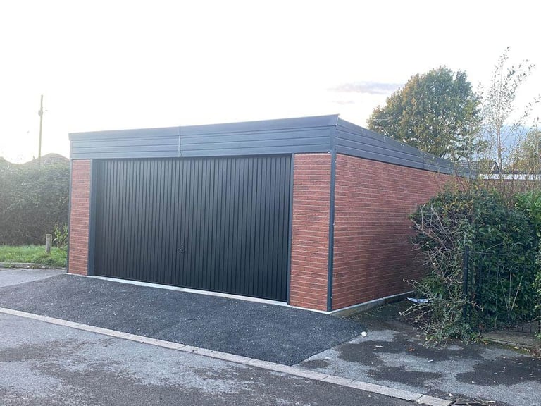 Large Double Garage for rent (North Baddesley)