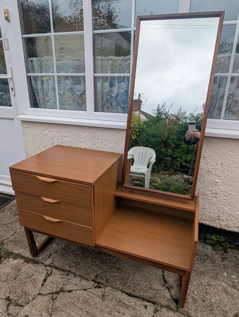 VINTAGE DRESSING TABLE/BEDROOM UNIT!
