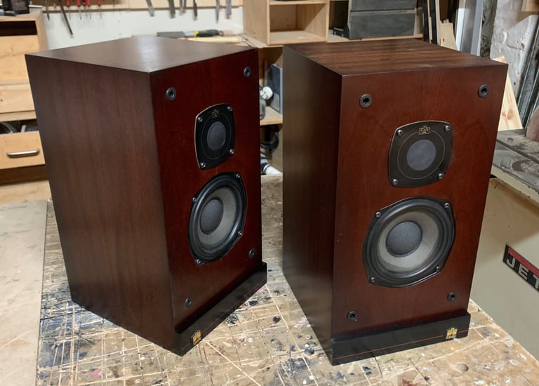 Castle Durham Bookshelf Speakers. Mahogany finish.