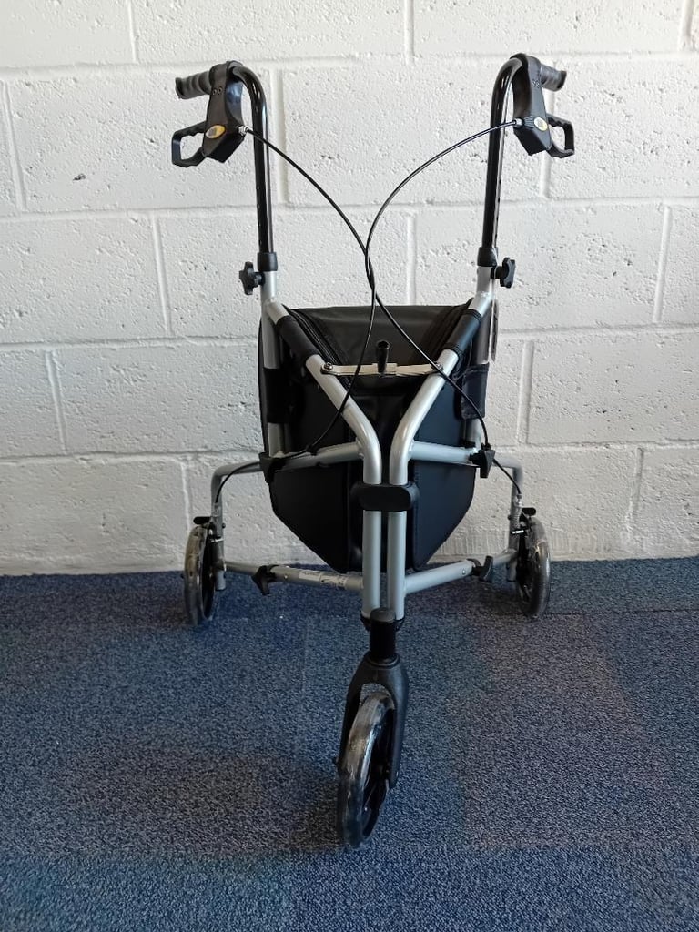 Compact aluminium tri-wheel walker