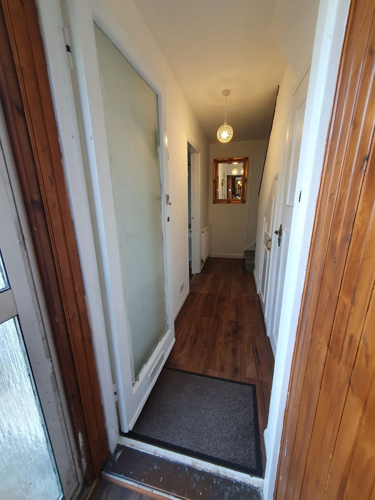 Large room with super king bed - bathroom, WC and kitchen (UB5 6JB)