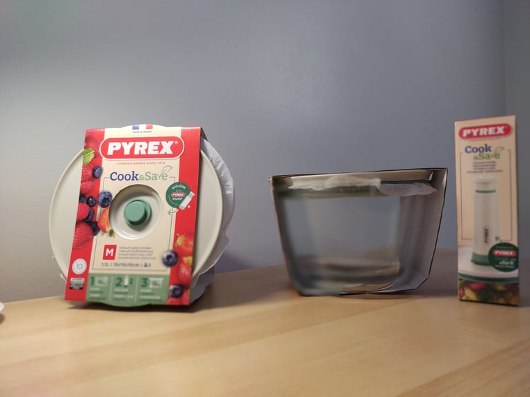 Pyrex Vacuum storage bowls with vacuum pump 