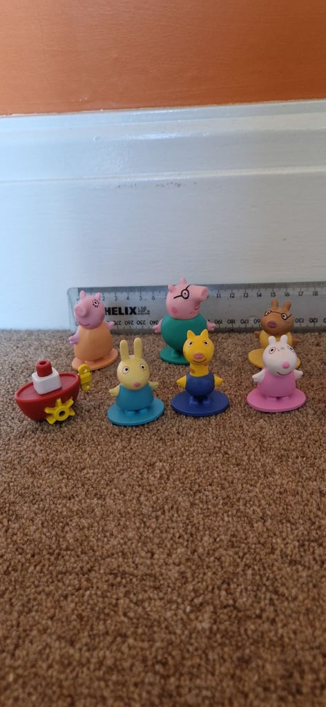 11 MINIATURE PLASTIC PEPPA PIG FIGURES. EXCELLENT CONDITION.