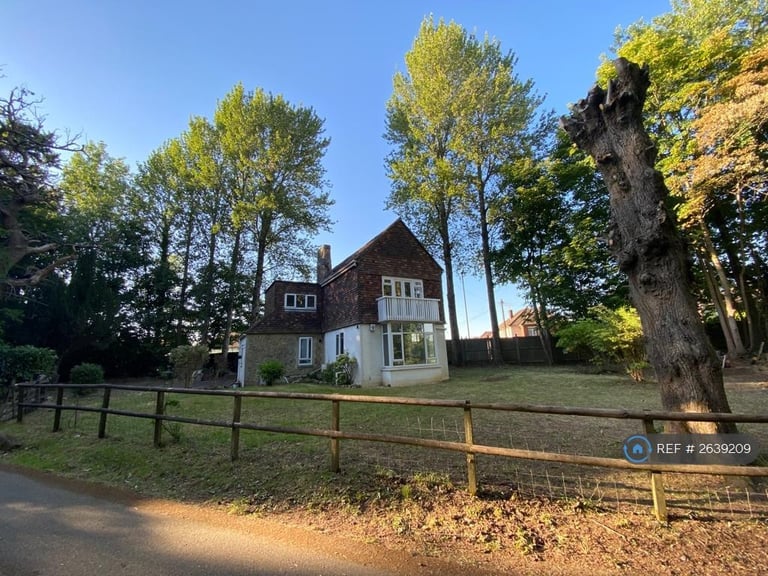 image for 3 bedroom house in Castle Street, Bletchingley, Redhill, RH1 (3 bed) (#2639209)