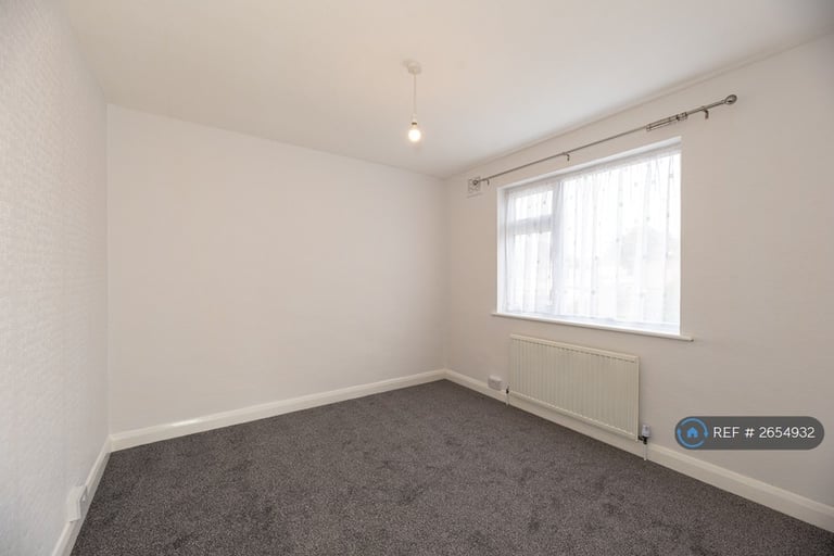 3 bedroom house in Victoria Avenue, Romford, RM5 (3 bed) (#2654932)