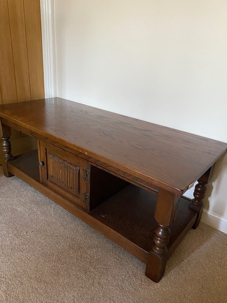 Seat / hallway storage