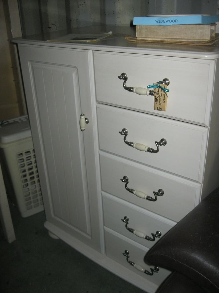 image for QUALITY WHITE HANGING RAIL CABINET ASIDE CHEST OF 5 DEEP DRAWERS. DELIVERY
