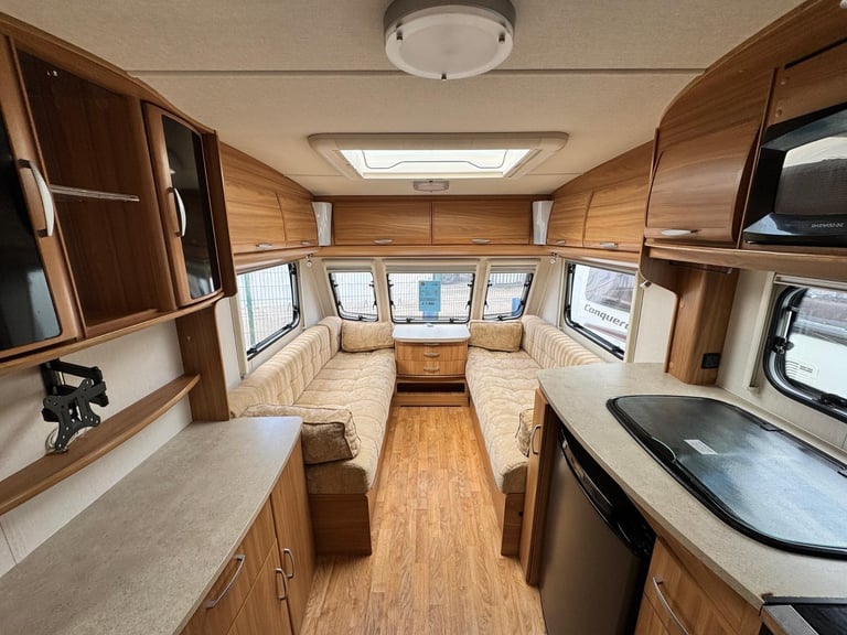 LUNAR CLUBMAN CK 2011 MODEL 2 BERTH REAR WASHROOM TOURING CARAVAN