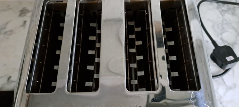 MORPHY RICHARDS 4 SLICE TOASTER.ONLY SELLING CHANGED COLOUR SCHEME EXCELLENT CONDITION.