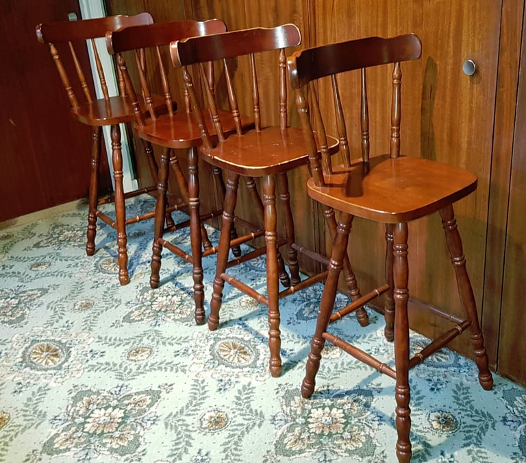 4 Kitchen bar stools.