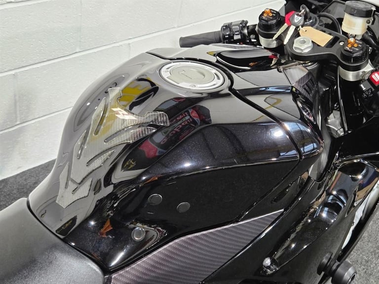 Yamaha R1 FULL SPARK EXHAUST! CARBON EXTRAS! LOVELY CONDITION! LOW