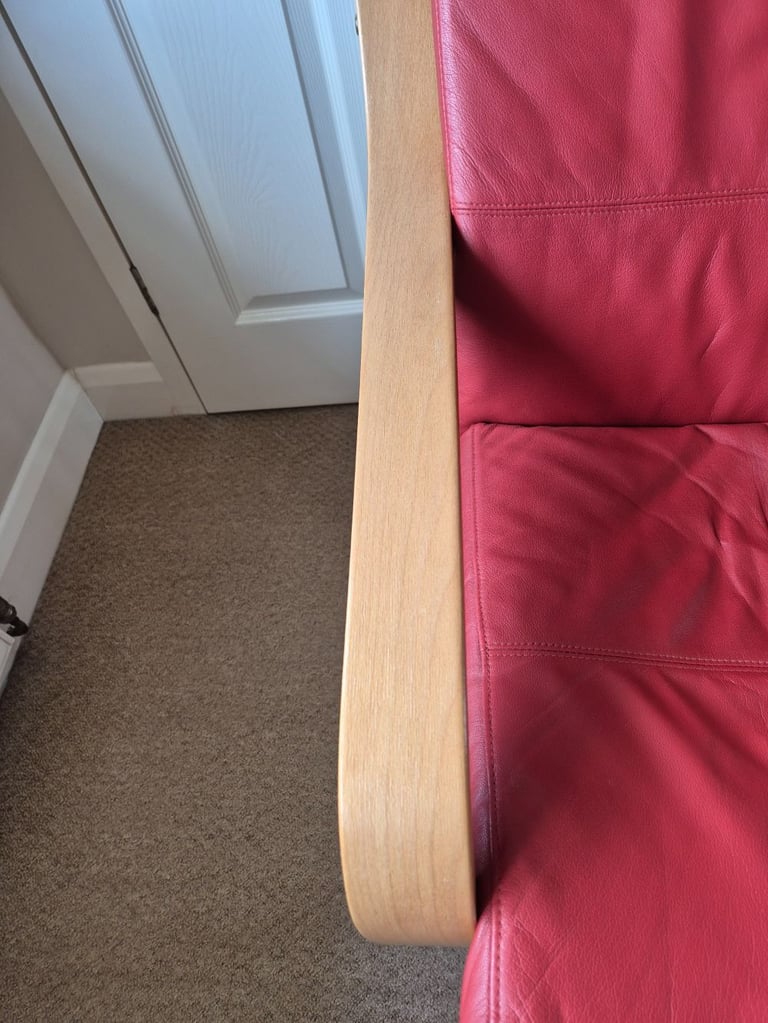 Beautiful POÄNG Armchair in Oak veneer and red leather in excellent condition