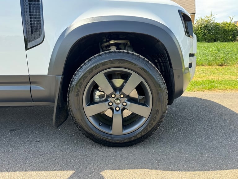 2023 Land Rover Defender 90 3.0 D250 MHEV Hard Top Fuji White - 14,825 Miles 