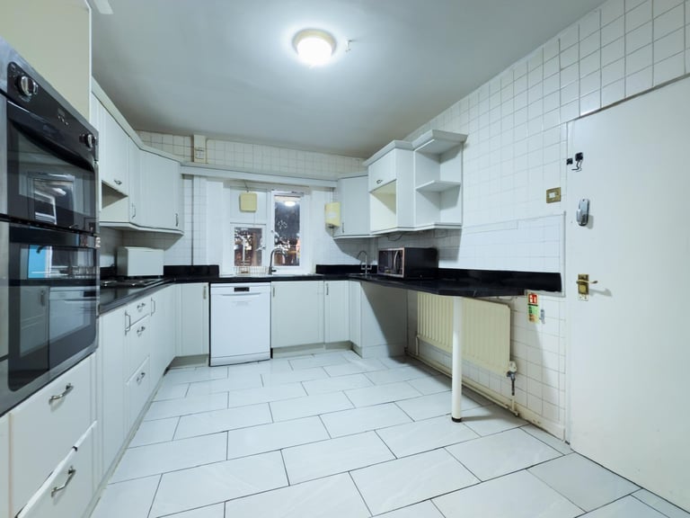 Spacious & Cosy Double Room For Rent AT CV2 2EG