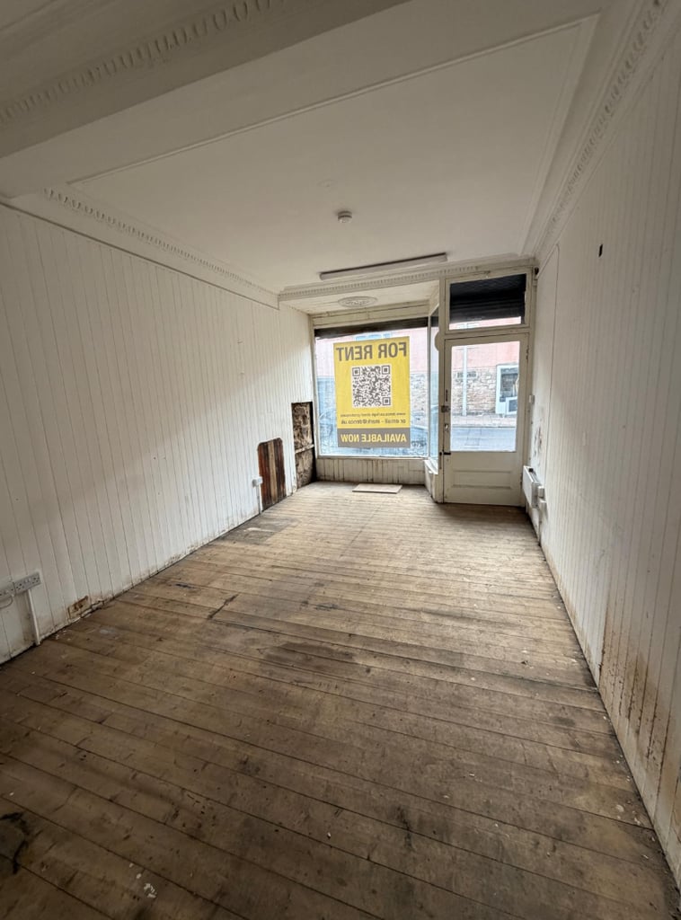 High Street Shop with Garage & Yard – Ideal for Chemist, Salon or Coffee Shop (£900pcm)