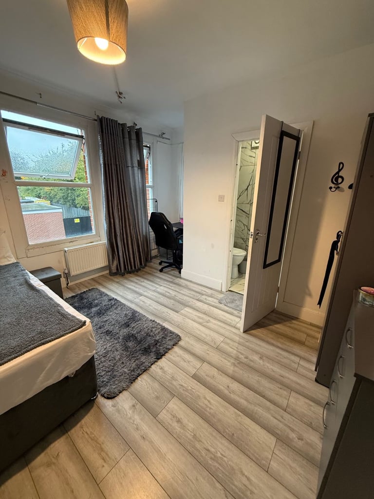 BEAUTIFUL LARGE ENSUITE DOUBLE ROOM FOR RENT IN HOUNSLOW CENTRAL