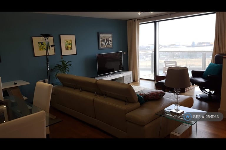 2 bedroom flat in Falcon Drive, Cardiff, CF10 (2 bed) (#2541163)