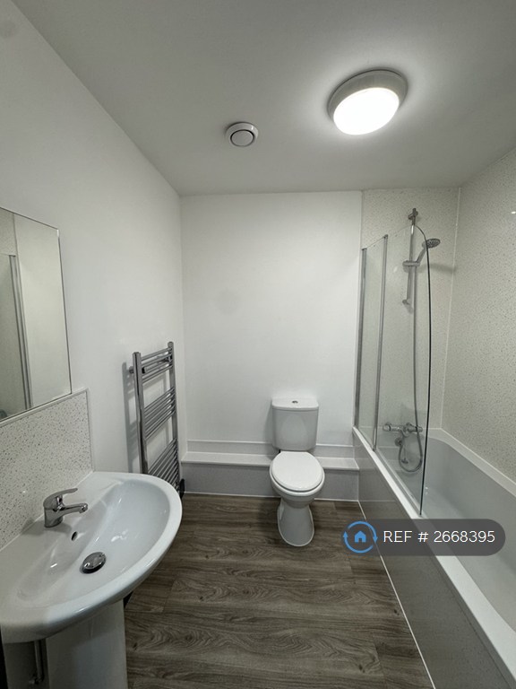 1 bedroom flat in Burgess Road, Leicester, LE2 (1 bed) (#2668395)