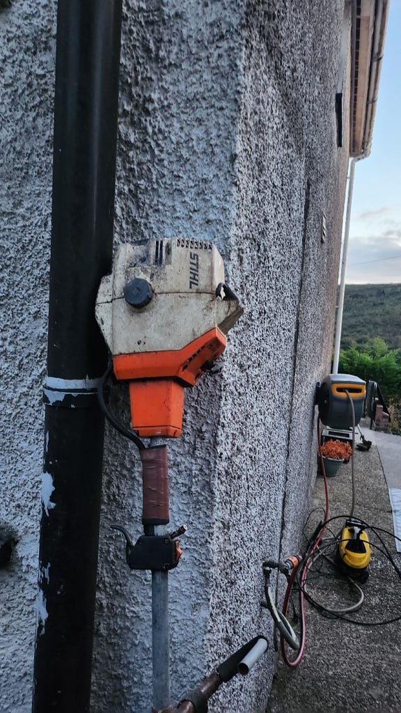 Old petrol sthil strimmer difficut to start but once going fine 