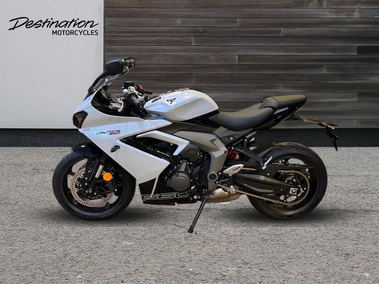 2025 Triumph Daytona 660 STANDARD TWIN COLOUR Petrol black 6 Speed