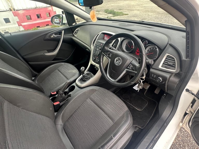 2014 Vauxhall Astra 1.6 CDTi 16V ecoFLEX Excite 5dr HATCHBACK Diesel Manual