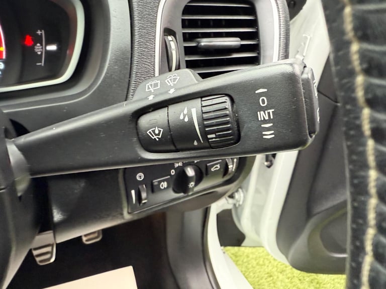 2015 Volvo V40 2.0 T2 R-Design Hatchback 5dr Petrol Manual Euro 6 (s/s) (122 ps) HATCHBACK Petrol...