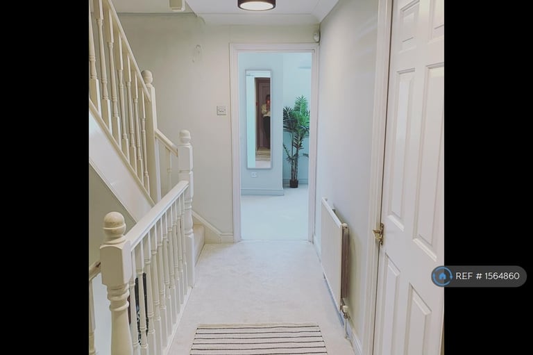 6 bedroom house in Nightingale Shott, Egham, TW20 (6 bed) (#1564860)