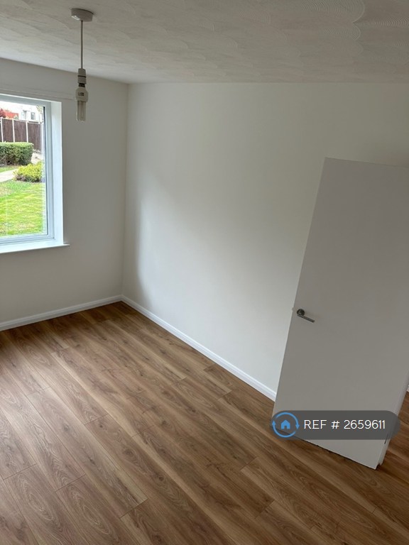 2 bedroom flat in Edinburgh Cresent, Bourne, PE10 (2 bed) (#2659611)