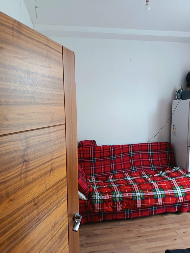 1 bedroom close to Dixons music nursery’s and schools 