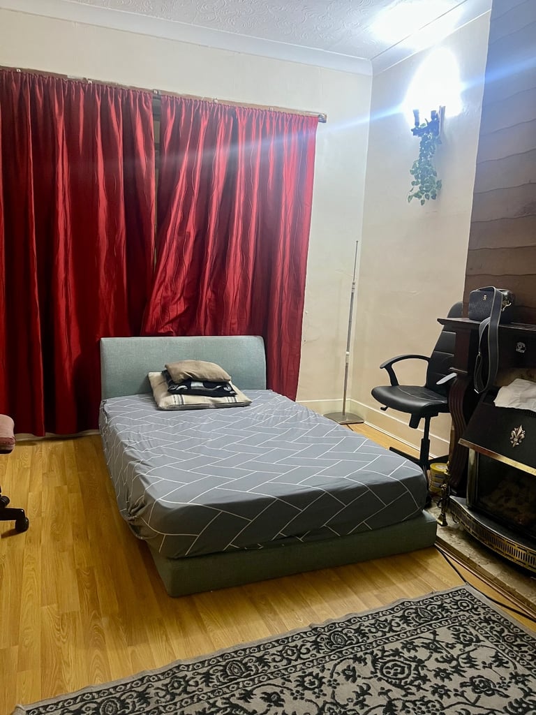 Big double room for rent near station 