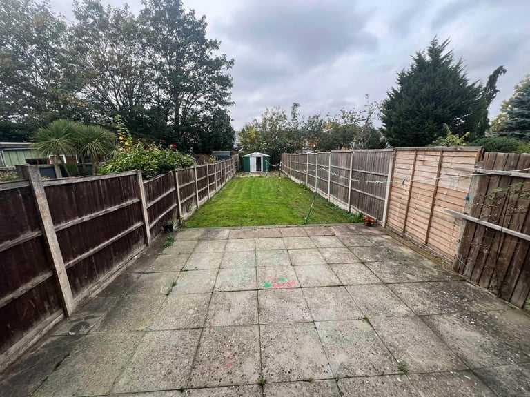THREE BEDROOM HOUSE TO RENT ** EXCELLENT TRANSPORT LINKS VIA WARWICK ROAD AND STRATFORD ROAD ** 