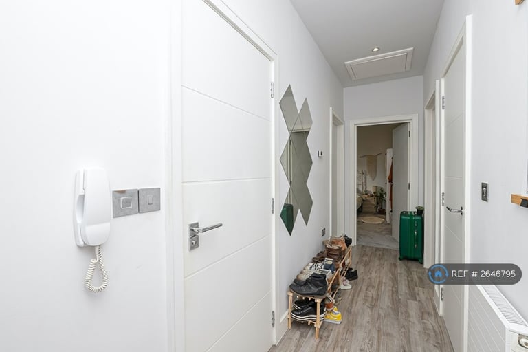 2 bedroom flat in Lawton Green, Loughton, IG10 (2 bed) (#2646795)