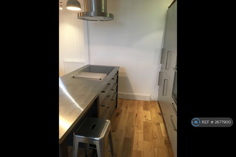 1 bedroom flat in Whitworth Road, London, SE25 (1 bed) (#2677900)